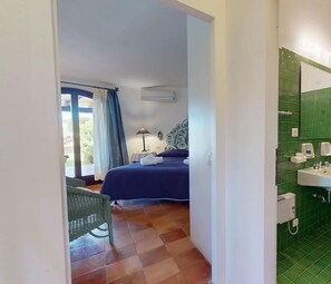 Secador de cabelo, toalhas de banho, papel higiênico