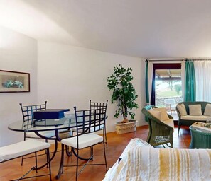 2 bedrooms, iron/ironing board, travel cot, free WiFi