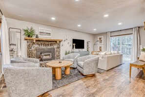 Televisión y chimenea 