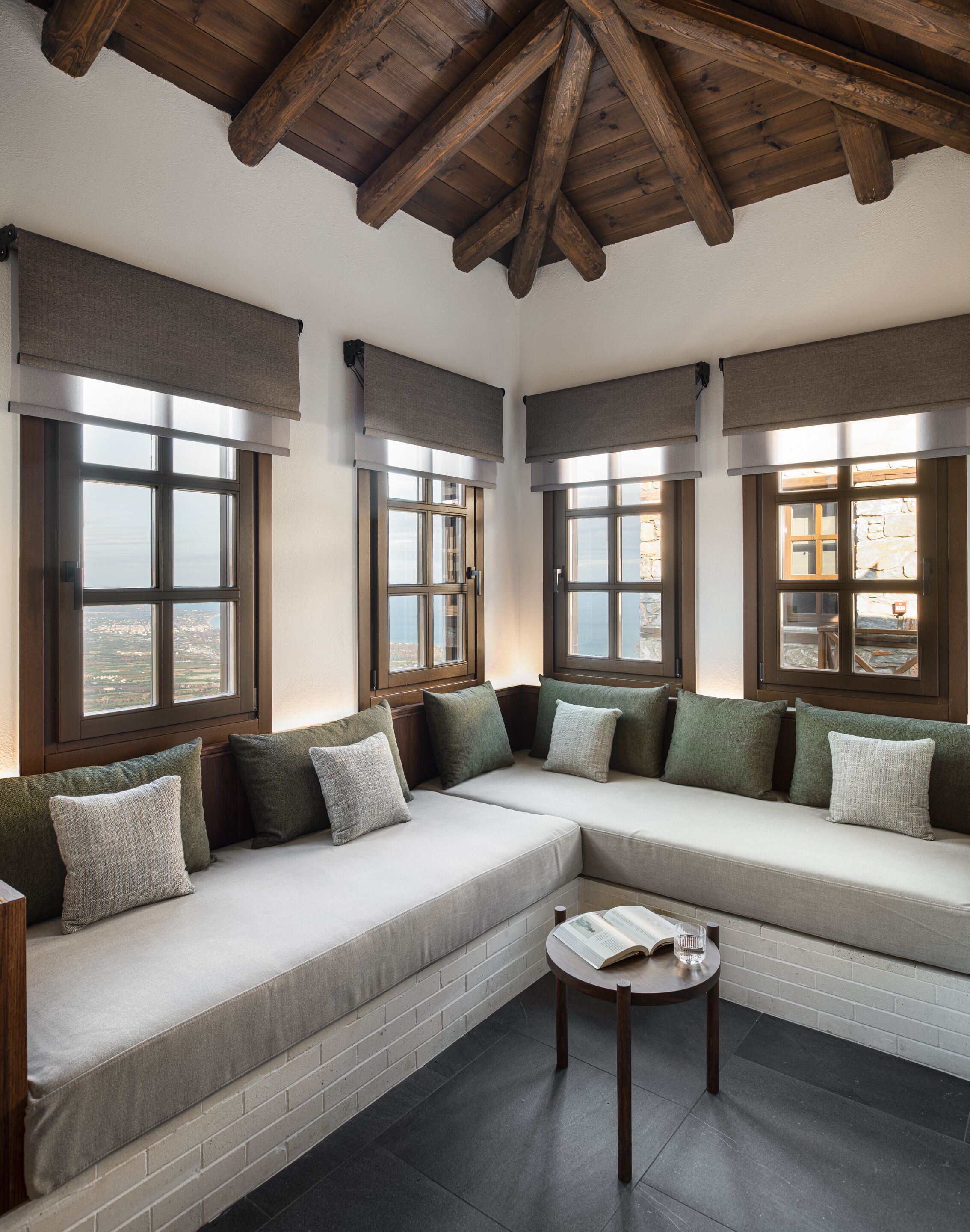 Two Bedroom Suite with Fireplace - Mountain & Sea View | Area keluarga | Smart TV 40-inci dengan saluran TV satelit, TV, dan perapian