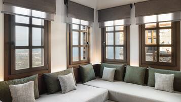 Two Bedroom Suite with Fireplace - Mountain & Sea View | Area keluarga | Smart TV 40-inci dengan saluran TV satelit, TV, dan perapian