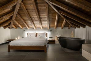 Split-Level Suite with Outdoor Hot Tub - Mountain & Sea View | Ropa de cama de alta calidad, edredones de plumas, minibar y caja fuerte