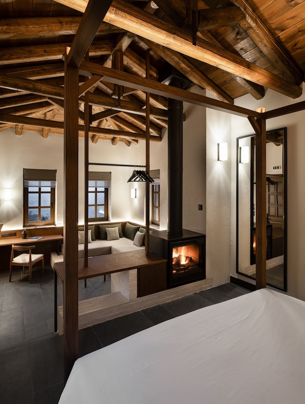 Junior Suite with Fireplace - Mountain & Sea View | Huoneen varustelu