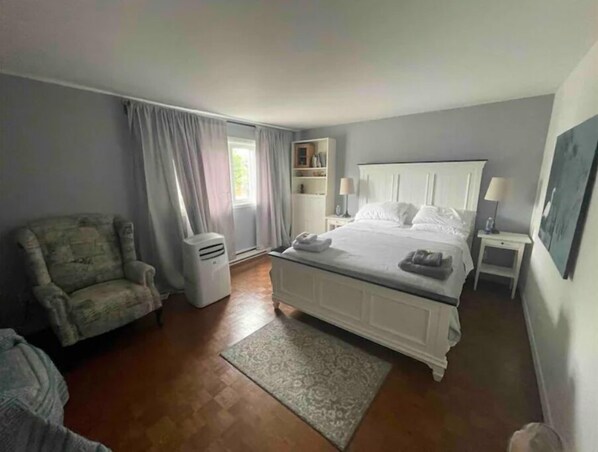 3 bedrooms, WiFi, bed sheets - HappyPlace 3 Bedrooms 10 Minutes to Downtown by car & 7min walk from bus stop (Brossard)