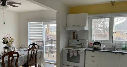 HappyPlace 3 Bedrooms 10 Minutes to Downtown by car & 7min walk from bus stop