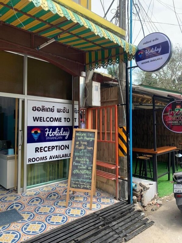 A reception area with a sign indicating rooms are available.