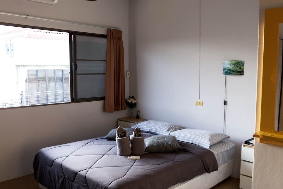 Deluxe Room, 1 Queen Bed | Wi-fi (inkludert) og sengetøy