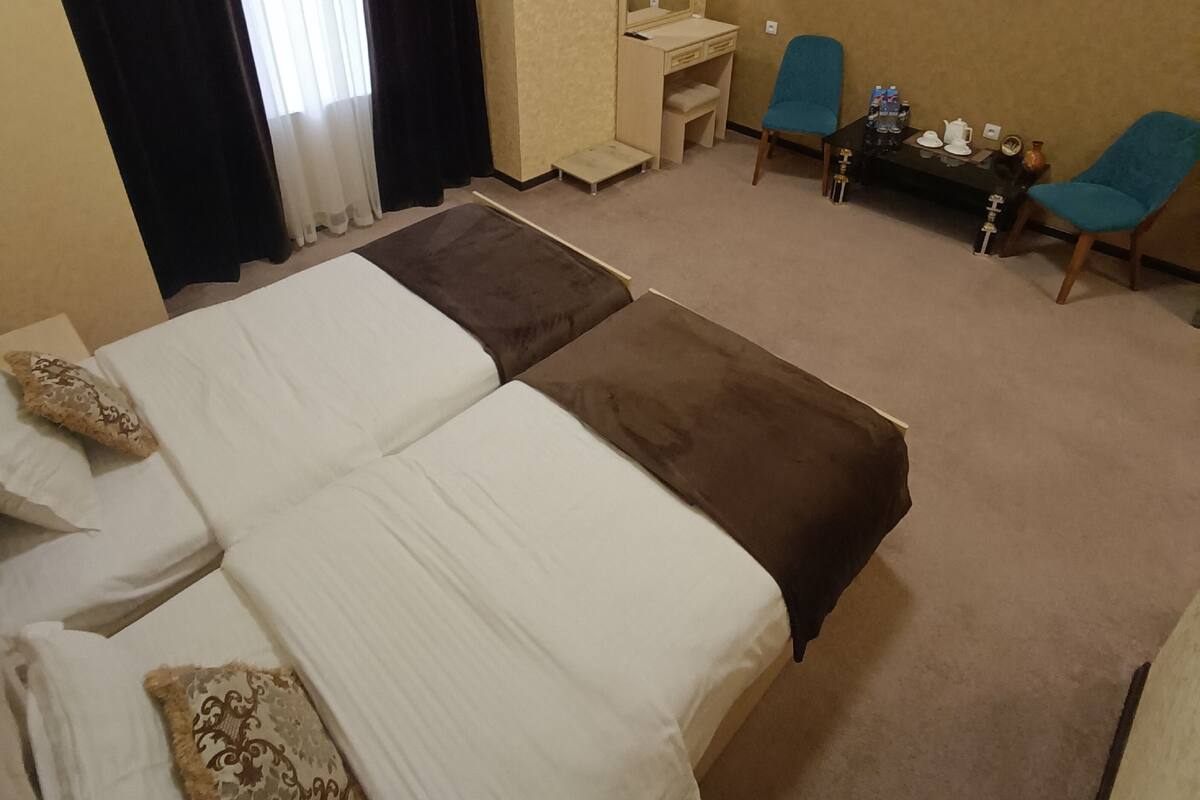 Twin kamer | Luxe beddengoed, verduisterende gordijnen, geluiddichte muren