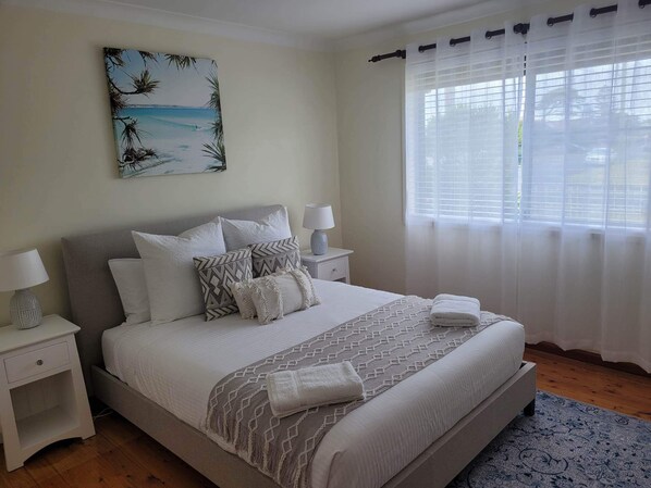 3 bedrooms, iron/ironing board, free WiFi, bed sheets - Sunset Lakeview. (Windang)