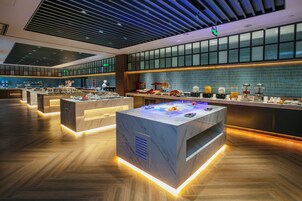 每日供应自助式早餐（每人 CNY 138）