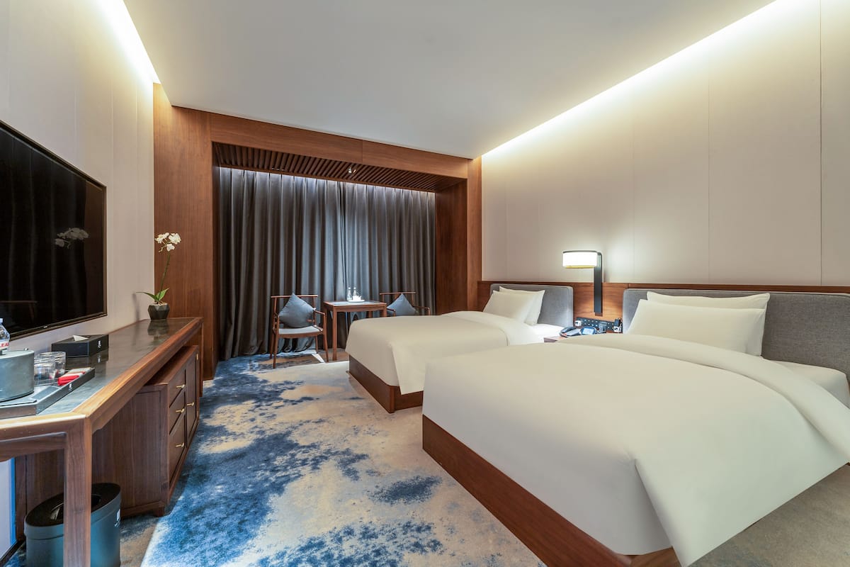 1 bedroom, down duvets, memory-foam beds, free minibar