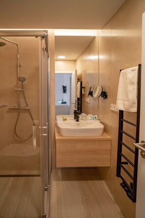 Yhden hengen superior-huone | Kylpyhuone | Ilmaiset hygieniatuotteet, hiustenkuivaaja, pyyhkeet