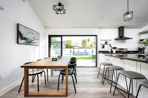 Dining for 6 and 4 at the kitchen island. - Swim up to cooking & entertainment, play corn hole, and relax by the fire at Cascada (Scottsdale)