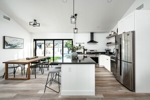 冰箱、微波炉、烤箱、炉灶