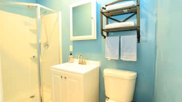 Romantic Suite | Bathroom | Rainfall showerhead, free toiletries, hair dryer, towels