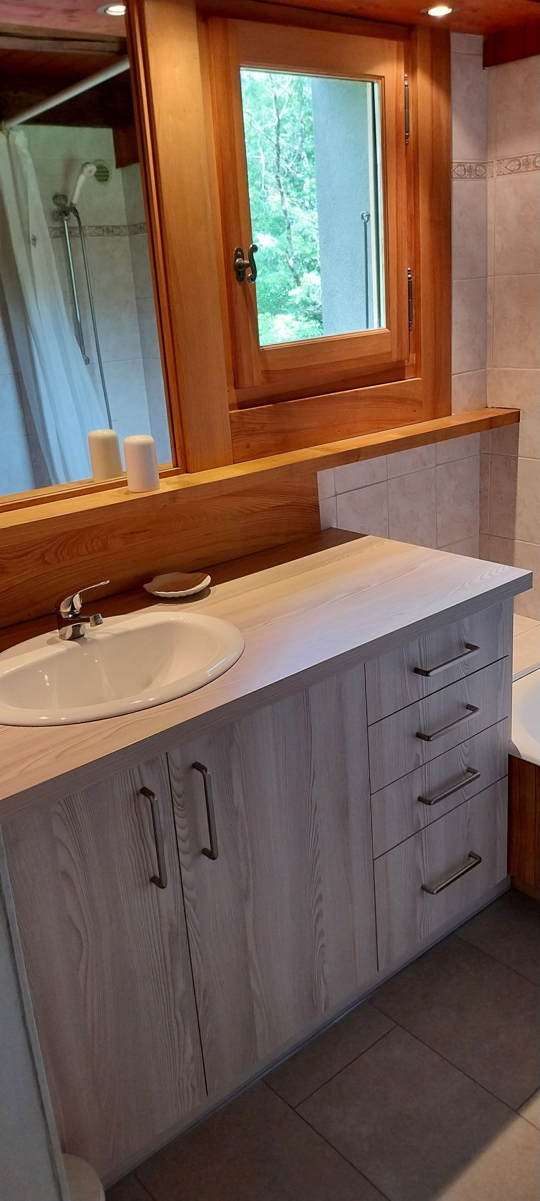 Douche, sèche-cheveux, papier toilette