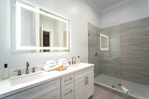 Bathtub, hair dryer, towels, shampoo - Harbor House Penthouse- A (Key West)