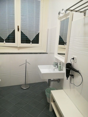 Single Room | Bathroom | Shower, rainfall showerhead, free toiletries, hair dryer - Le Logge (Pisa)