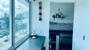 Departamento familiar | Cocina privada | Refrigerador con congelador y utensilios de cocina
