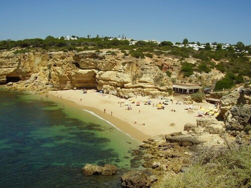 House in a quiet area with private pool and beautiful garden