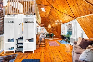 Télévision, cheminée, baby-foot