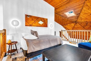 3 chambres, bureau, fer et planche à repasser, lit de bébé portatif