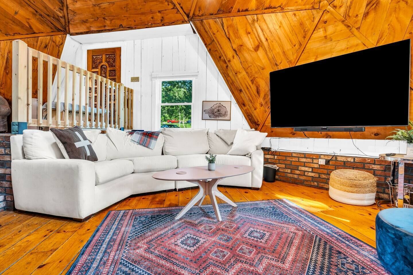 Téléviseur connecté, foyer, table de baby-foot, table de ping-pong