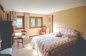 6 habitaciones, escritorio y tabla de planchar con plancha 