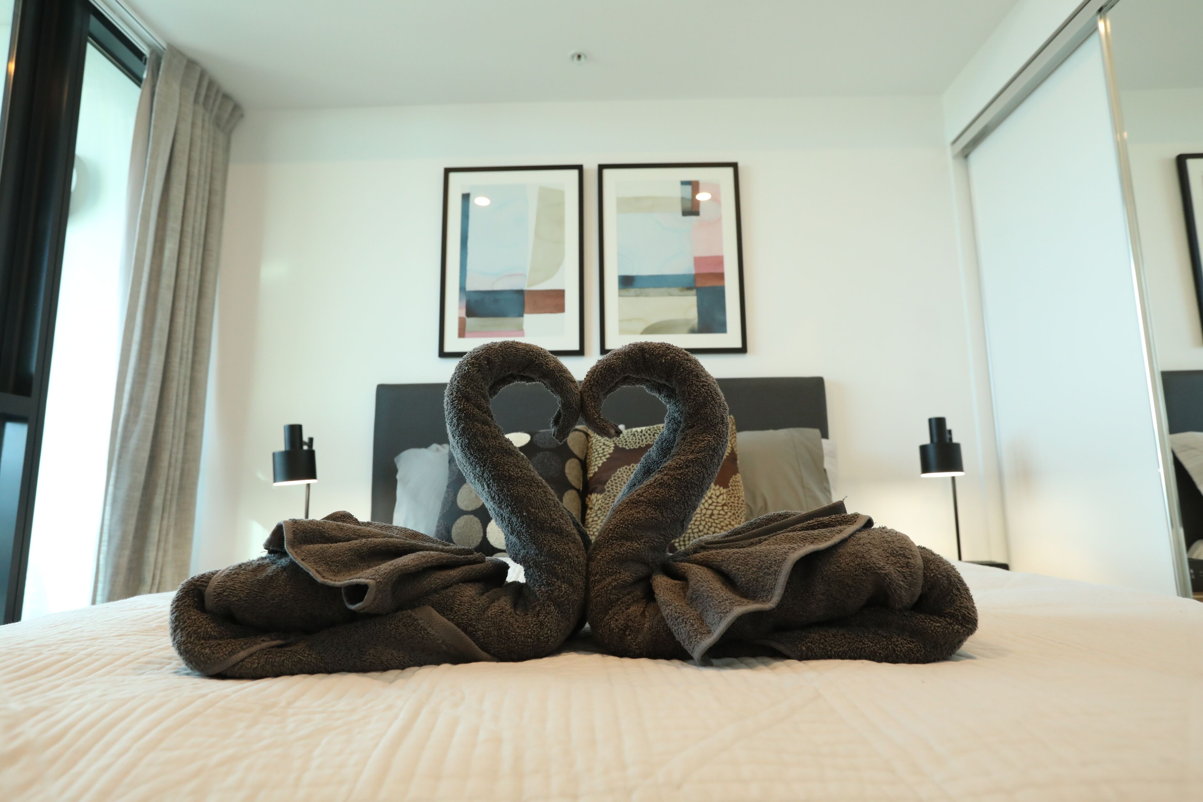 1 soverom, skrivebord, lydisolert og strykejern/-brett