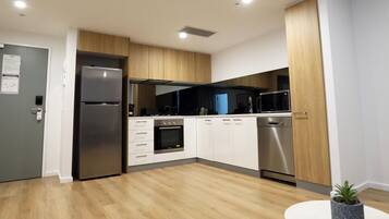 Jääkaappi, uuni, liesi, astianpesukone