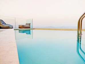 Seasonal outdoor pool - Sea & Cliff Luxury Suites byCorfuescapes (Corfu)