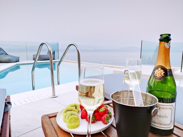 Seasonal outdoor pool - Sea & Cliff Luxury Suites byCorfuescapes (Corfu)