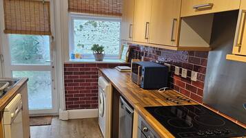 Jääkaappi, mikroaaltouuni, uuni, liesi