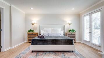 3 slaapkamers, een bureau, een strijkplank/strijkijzer, reisbedje