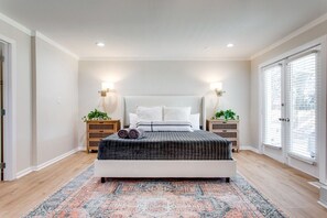 3 habitaciones, escritorio y tabla de planchar con plancha