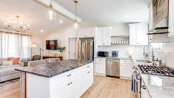 Een koelkast, een magnetron, een oven, een kookplaat