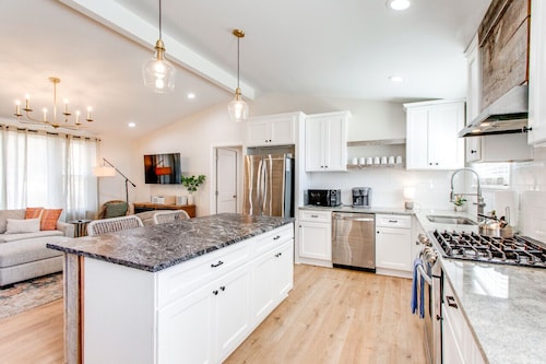 Franklin Getaway w/ Hot Tub/Fire Pit/Outdoor Space