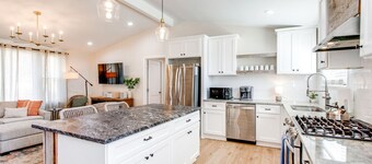 Franklin Getaway w/ Hot Tub/Fire Pit/Outdoor Space