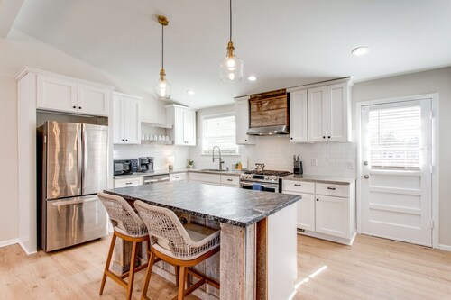 Franklin Getaway w/ Hot Tub/Fire Pit/Outdoor Space