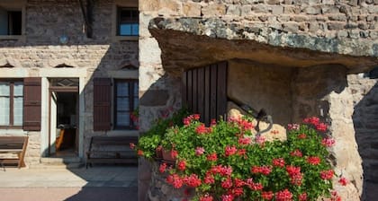 Burgundy farmhouse converted into a gîte in a quiet hamlet