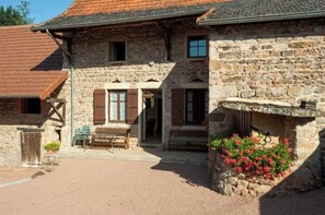 Exterior - Burgundy farmhouse converted into a gîte in a quiet hamlet (Curtil-sous-Buffières)