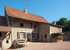 Exterior - Burgundy farmhouse converted into a gîte in a quiet hamlet (Curtil-sous-Buffières)