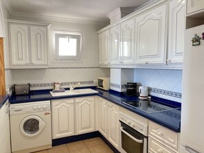 Réfrigérateur, micro-ondes, four, cafetière/bouilloire