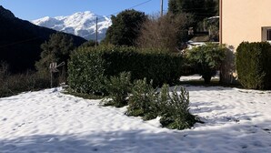 A snow-covered landscape with a house and mountains in the background. - NICE APARTMENT IN HAMLET 700 M / north pond, fiber, solar hot water (Santa-Lucia-Di-Mercurio)
