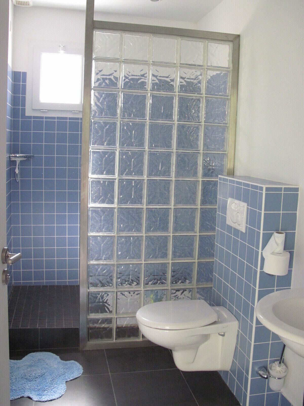 Een douche, een haardroger, handdoeken, toiletpapier