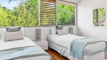 4 bedrooms, iron/ironing board, free WiFi, bed sheets