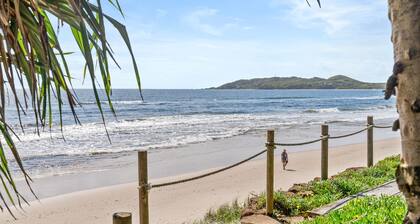 Belongil Beach and the river make this a stunning relaxing hideaway.