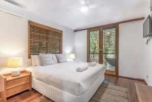 4 bedrooms, iron/ironing board, internet, bed sheets