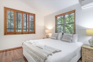 4 bedrooms, iron/ironing board, Internet, bed sheets