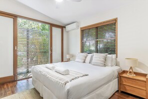 4 bedrooms, iron/ironing board, Internet, bed sheets